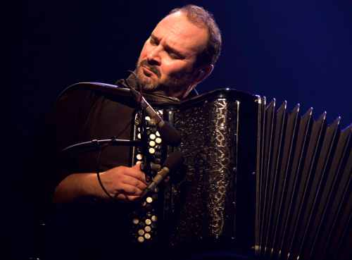 Deux musiciens, une cave durant l'Occupation, un amour impossible. Une création d'Hervé Domingue portée par les chansons de Piaf. La Scène Libre, Paris